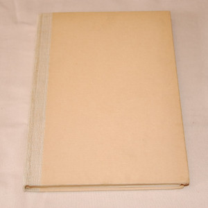 Aino Hausmann Neuletöitä ja kankaita lajitellusta maatiaislampaan villasta